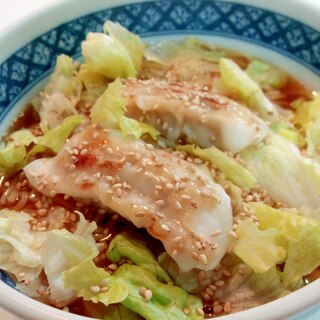 レタスと焼き餃子と白ごまの醤油ラーメン